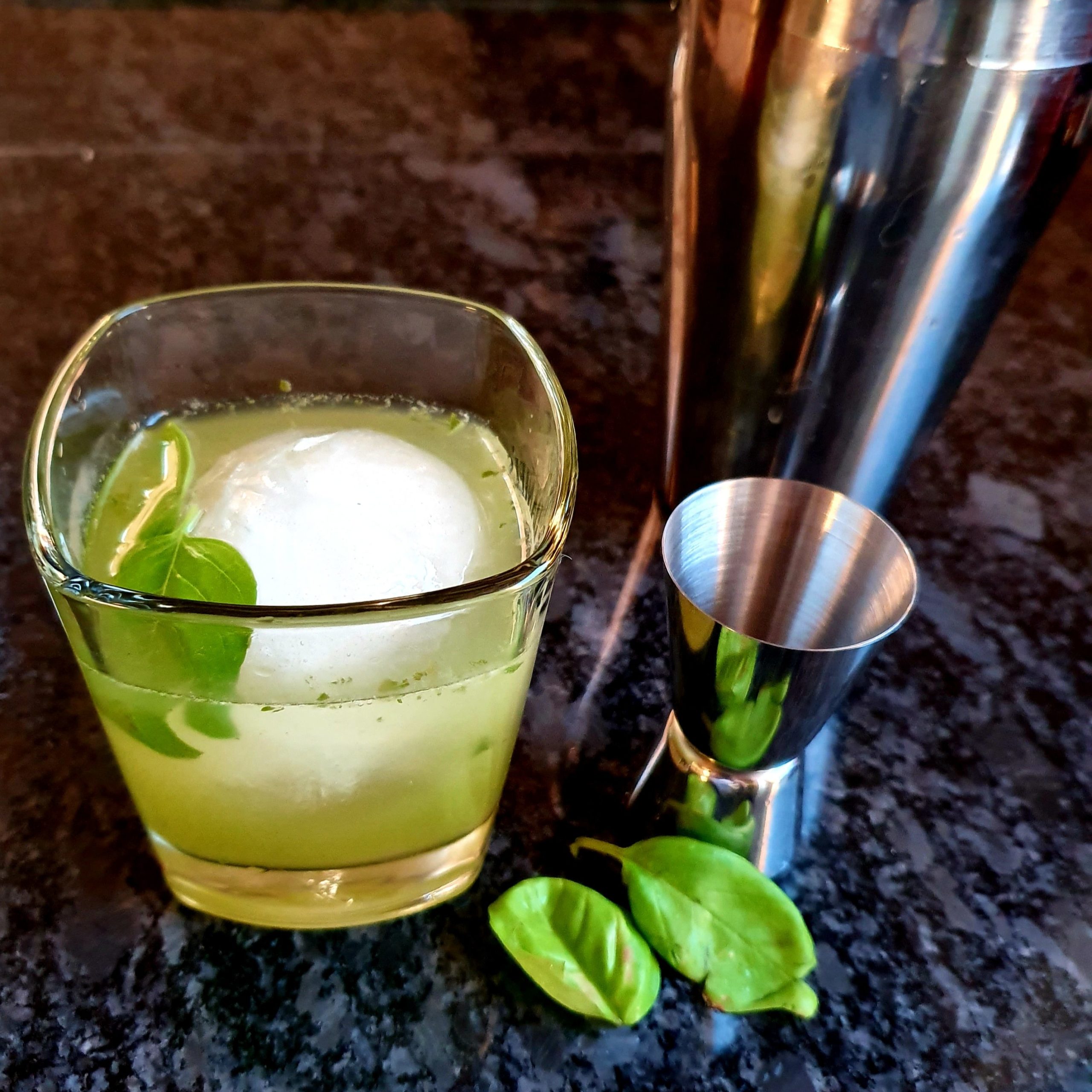 Gin Basil Smash ist ähnlich wie unser White Lady Cocktail Rezept